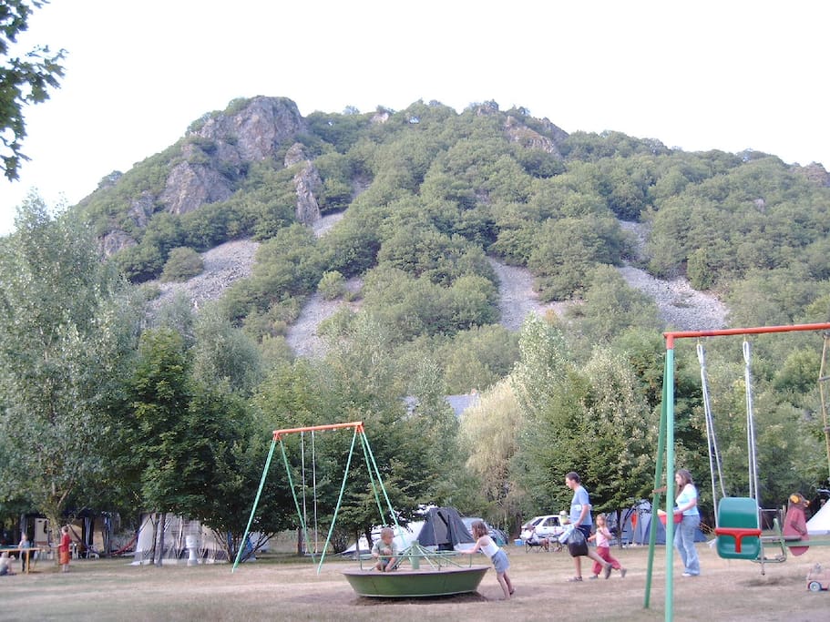 le rocher de l'Ecureuil et l'aire de jeux