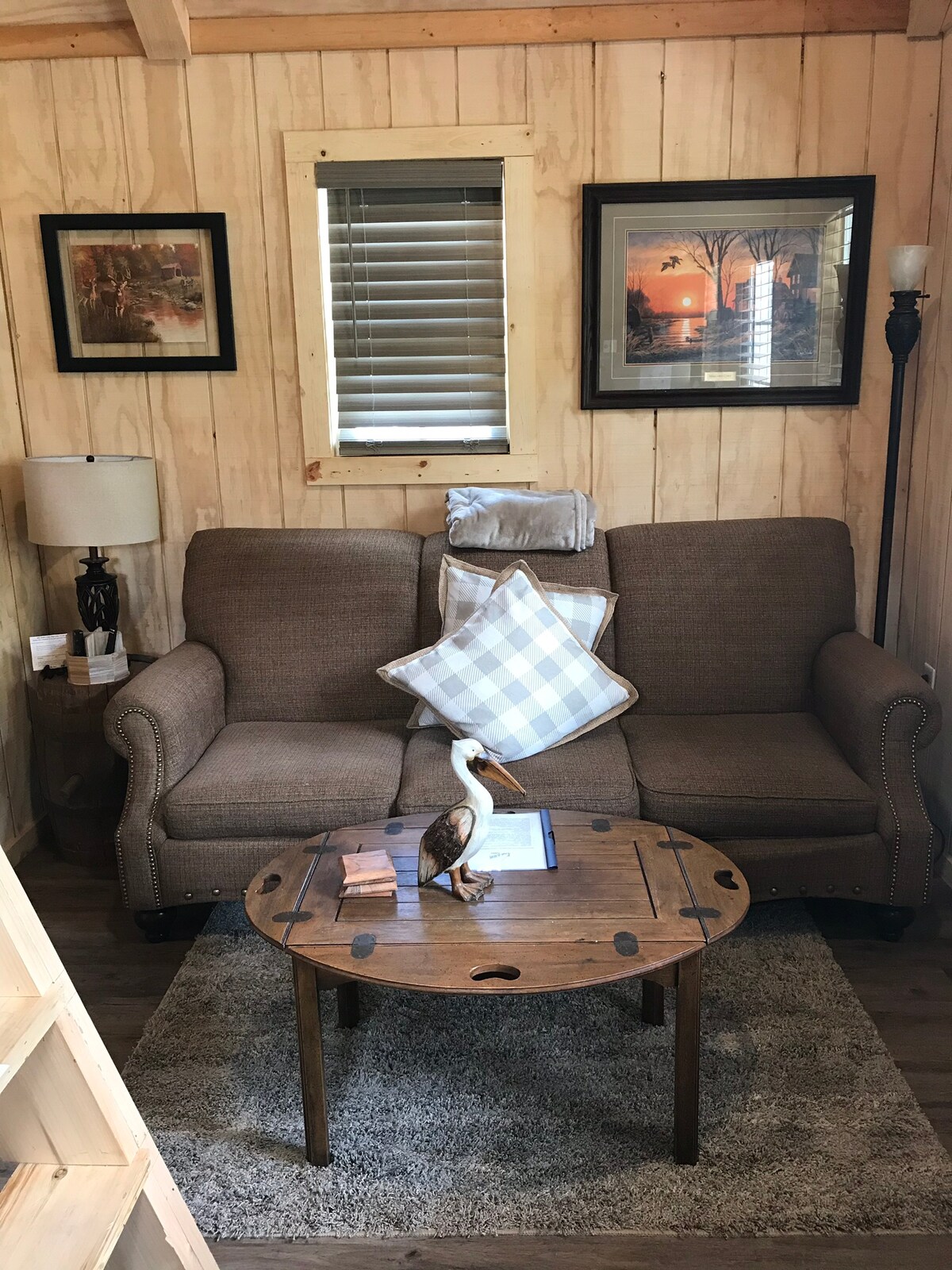 Всекидневна с разтегателен диван. 