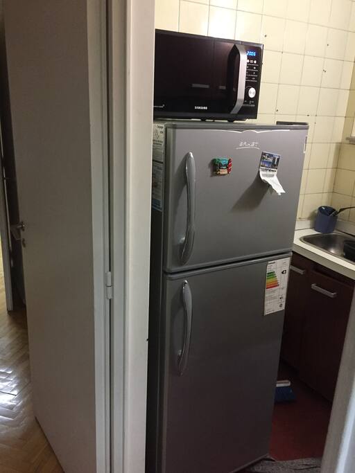 cocina, equipada con heladera y microondas