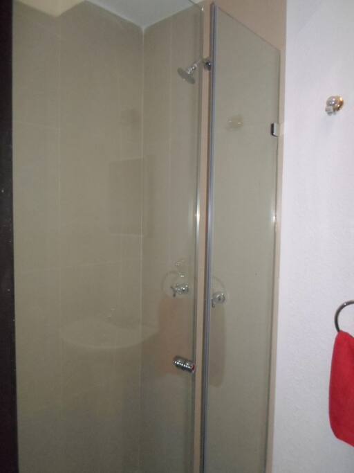 canceles de cristal temploado en baños