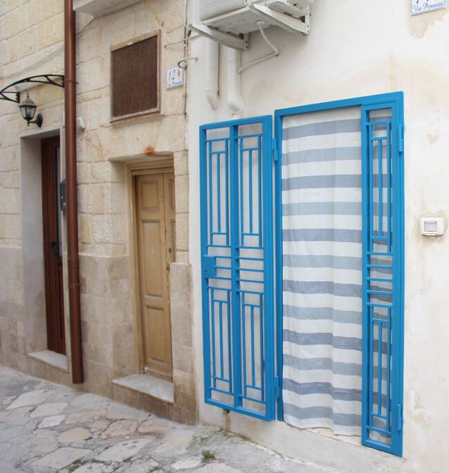 Ingresso (ringhiera blu)