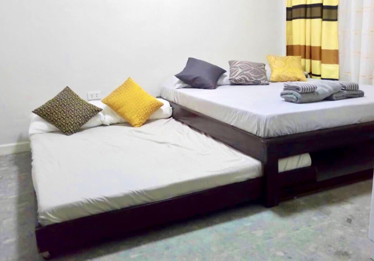 Спална соба 1, брачен кревет (широк 180 - 200 см) за 4-5 гости 