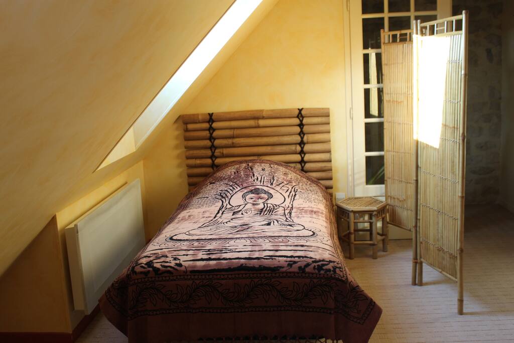Grande chambre lit 90