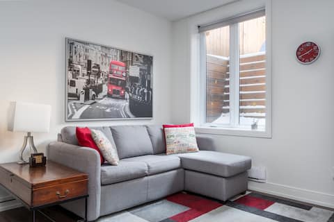 Successful Airbnb property: GREAT location - modern 1 bedroom/1 bath apt. in Rideau Vanier