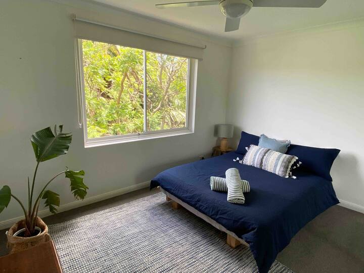 Chumba kikubwa cha kulala kilicho na kitanda cha malkia na kilichojengwa