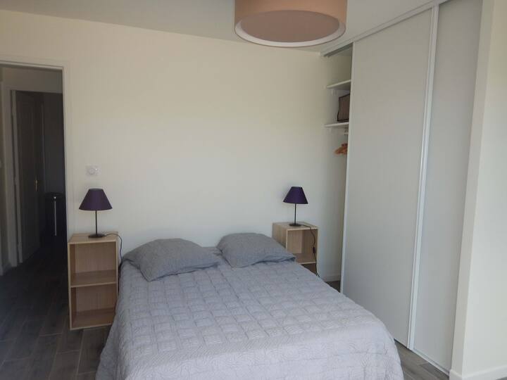 ห้องนอนพร้อมเตียงคู่และตู้เสื้อผ้า WI-FI, parabola TV, เครื่องปรับอากาศ