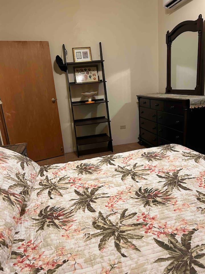 Chumba cha kulala cha malkia. Kitanda cha ukubwa wa malkia, kabati kubwa, kabati la kujipambia. 