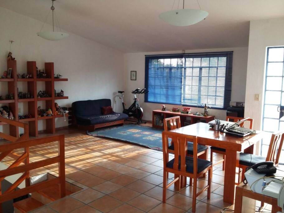 Sala de estar y espacio para trabajo en escritorio, planta alta