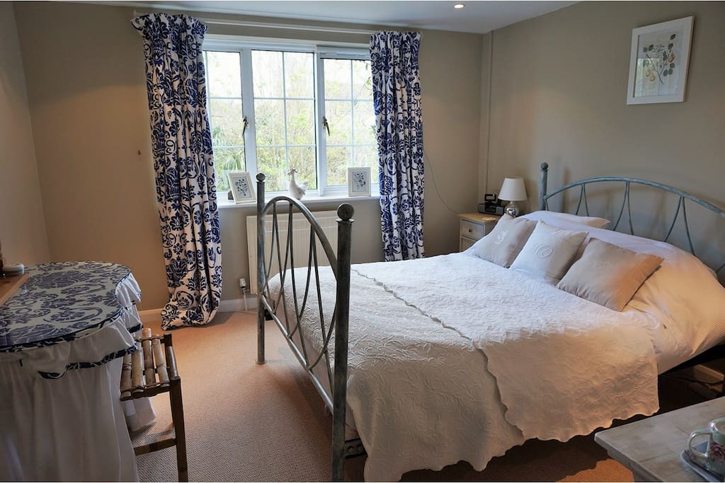 Large double room with space for a cot or mattress