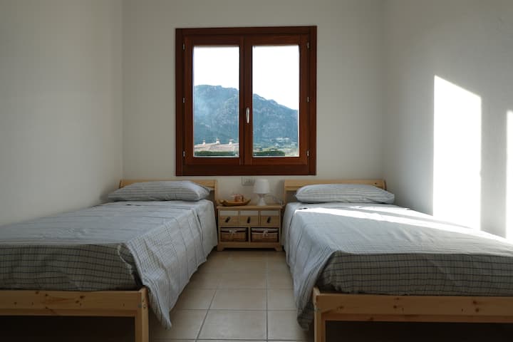 Chumba cha kulala, kilicho na vitanda viwili, kinaweza kubadilishwa baada ya kuombwa kuwa chumba cha kulala mara mbili au, ikiwa ni lazima, kilicho na kitanda cha mtoto.