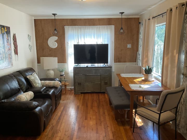 Stylish 2 - Bedroom Rental Unit With Free Parking. - Lakeland, FL