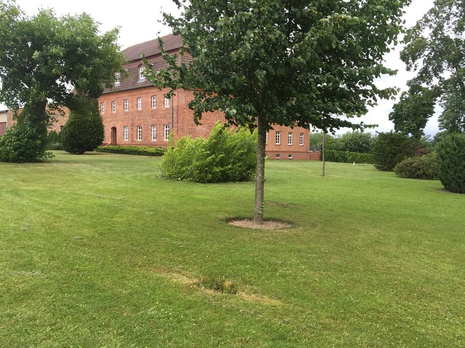 Blick vom Park zum Kavaliershaus in dem sich die Ferienwohnung befindet