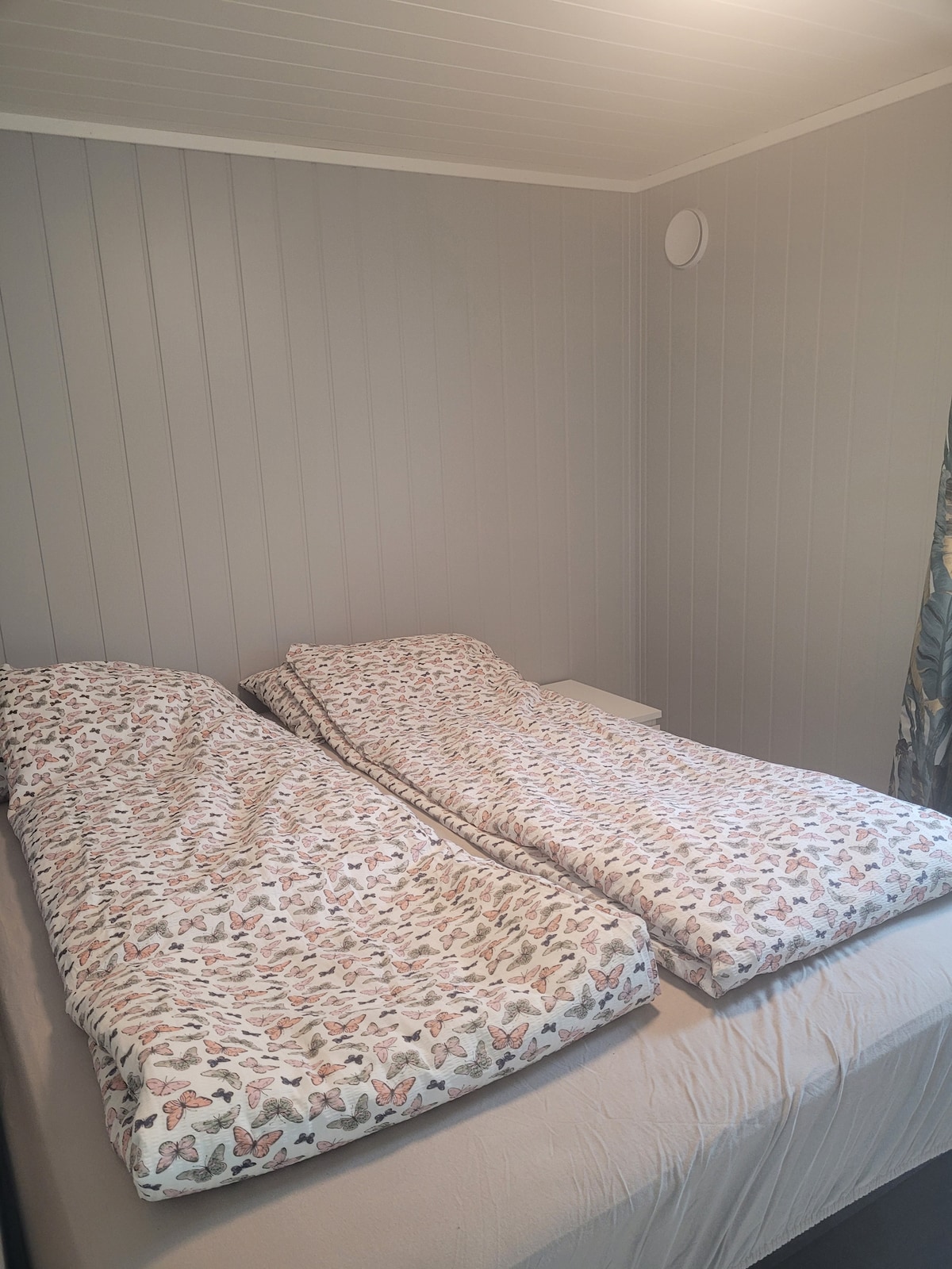 Dormitorio principal con una cama de 150 cm.