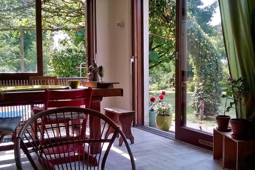 La piéce principale est composée d'une belle tablée,face au jardin, et d'un coin salon.