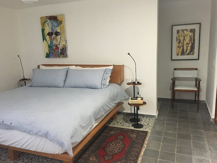 Recámara principal con baño completo, vestidor y caja de seguridad/dormitorio principal con cama tamaño king, baño completo con ducha, vestidor y caja fuerte.