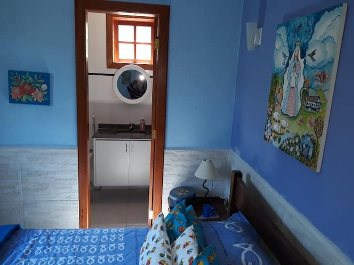 chumba cha bluu kilicho na kitanda cha watu wawili