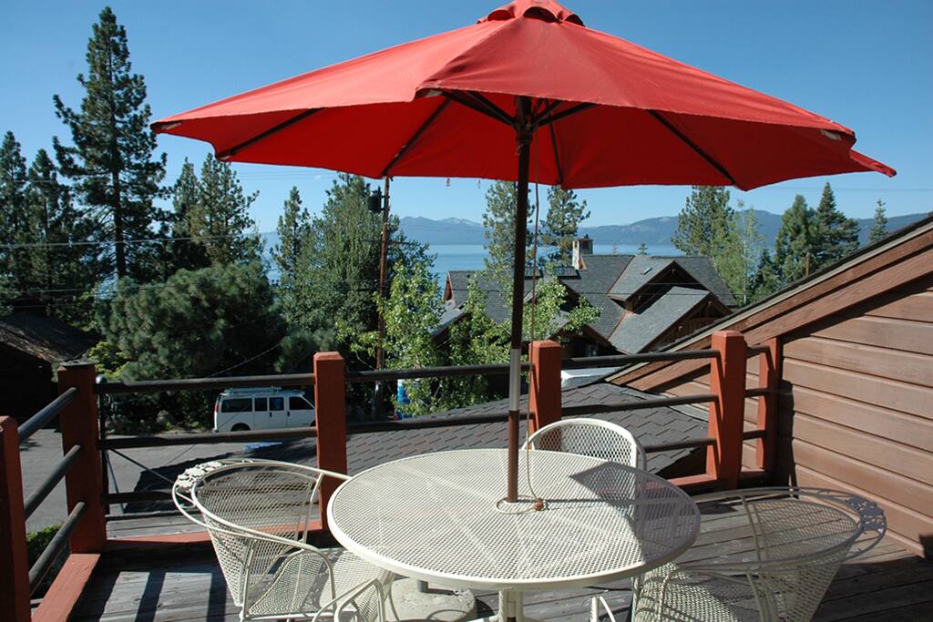 Second deck for enjoying the Lake and sunrise in the morning.