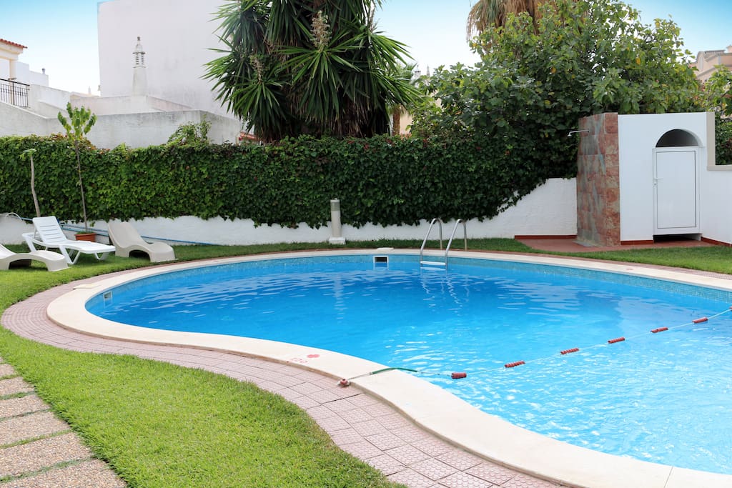 Piscina, partilhada para uso comum dos hospedes dos 6 apartamentos da propriedade.