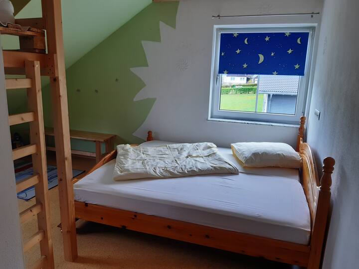 Მე-2 საძინებელი ორადგილიანი საწოლით და ორსართულიანი საწოლით