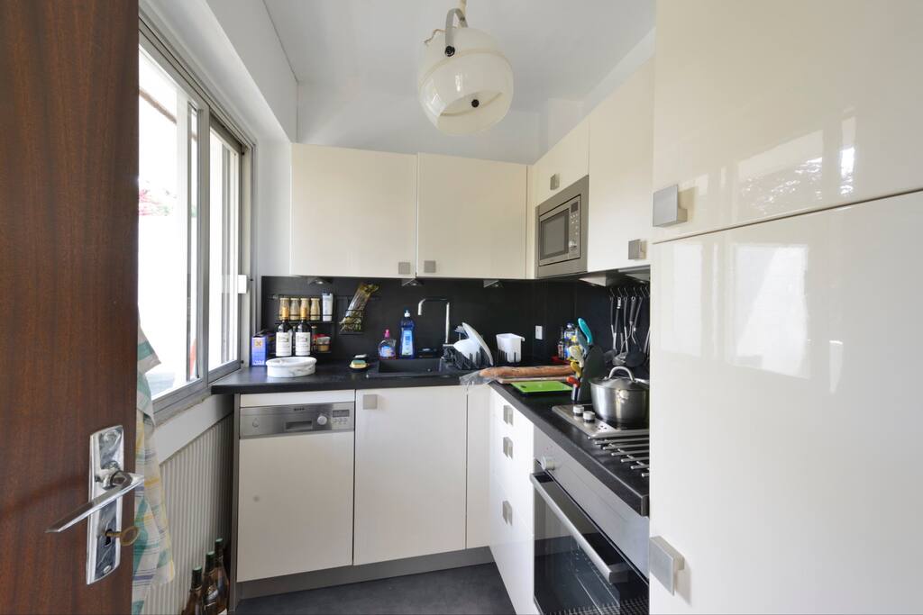 Cuisine moderne avec tous les équipements nécessaire comme à la maison : micro onde, lave vaisselle, café etc...