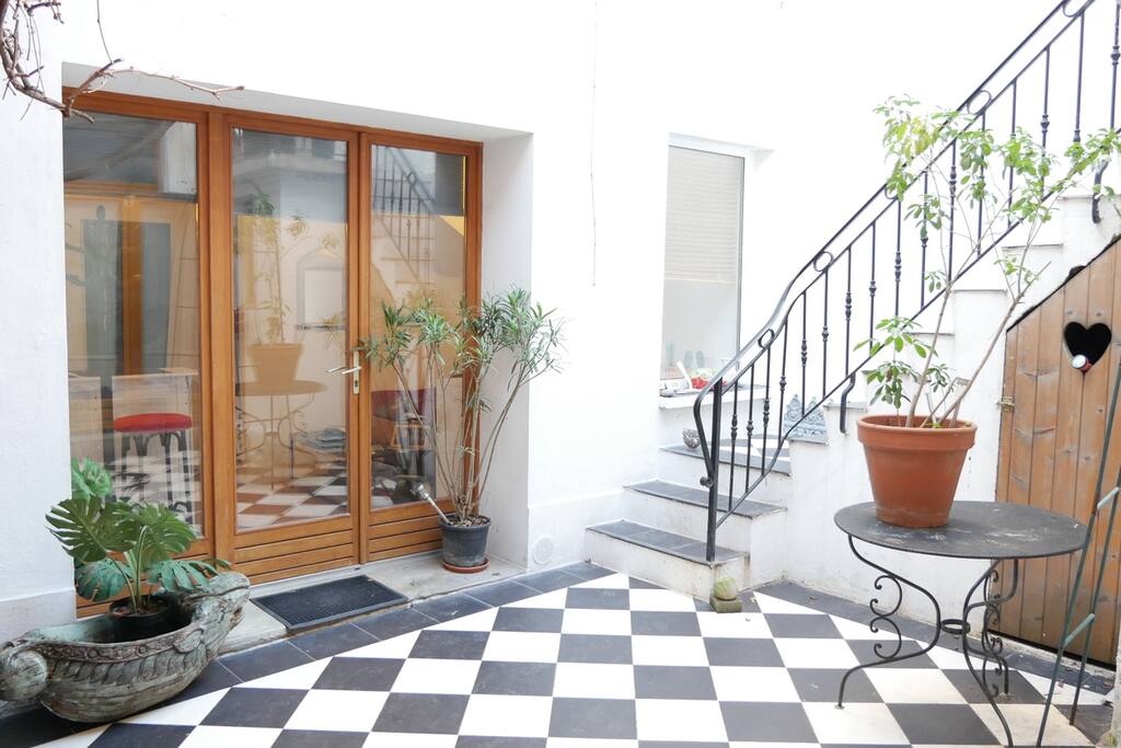 Cour intérieure, entrée ATELIER