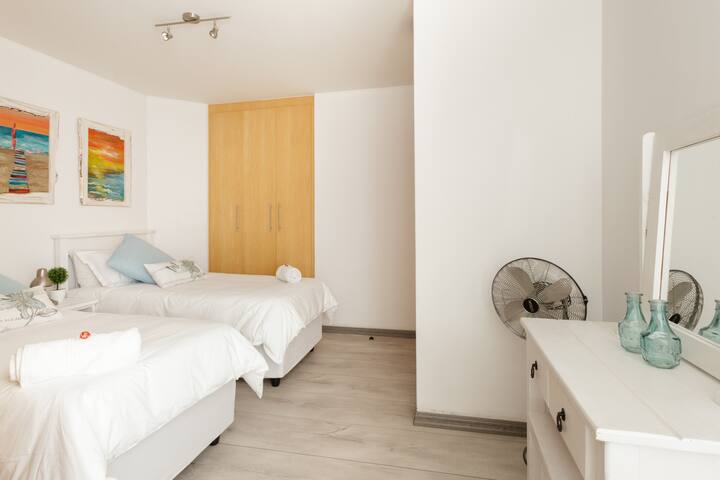 Strand Beachfront Home with Panoramic Ocean Views gallery image 4