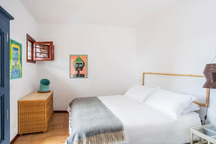 Room 4 . 1 Queen bed