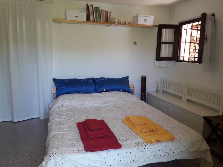 Letto matrimoniale con 4 cuscini e biancheria del bagno