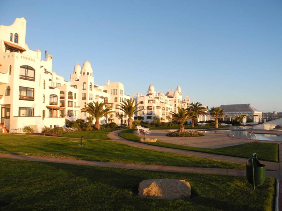 Piscinas, jardines
