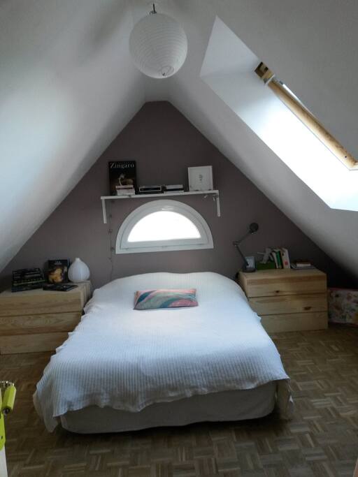 Une chambre parentale sous les toits.