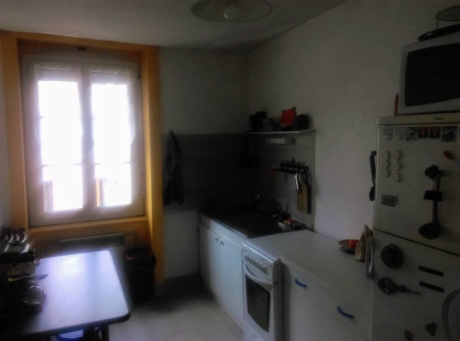 Cuisine équipée (four, plaques, frigo)