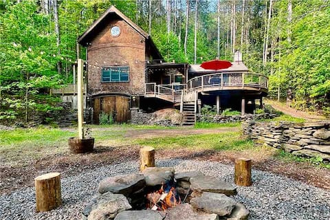 Stunning Catskills Forest Cabin Near Skiing