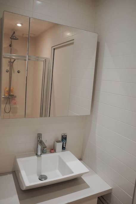 Salle dans bain avec grande douche