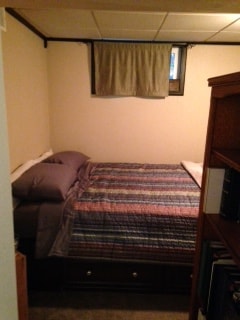 Ძალიან კომფორტული საწოლი 152 × 203 სმ.  ფანჯრები ღიაა სუფთა ჰაერის ჩასასუნთქად და ჯვარედინი ვენტილაციისთვის. 