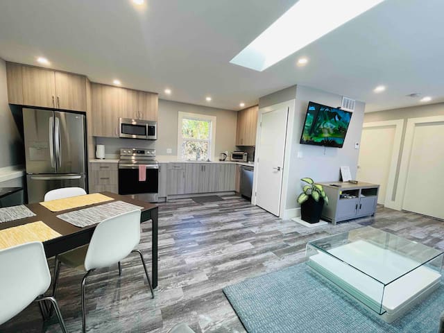 Whole Detached Home For 6 Parkside in Saanich