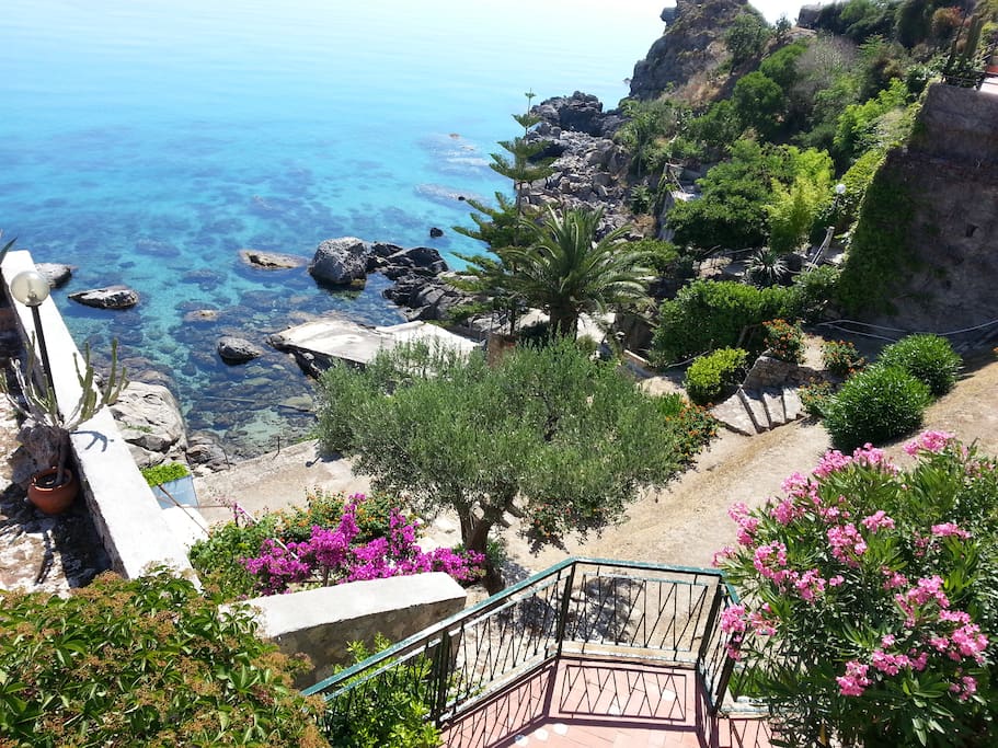 Vista sulla scogliera e sulla discesa privata al mare