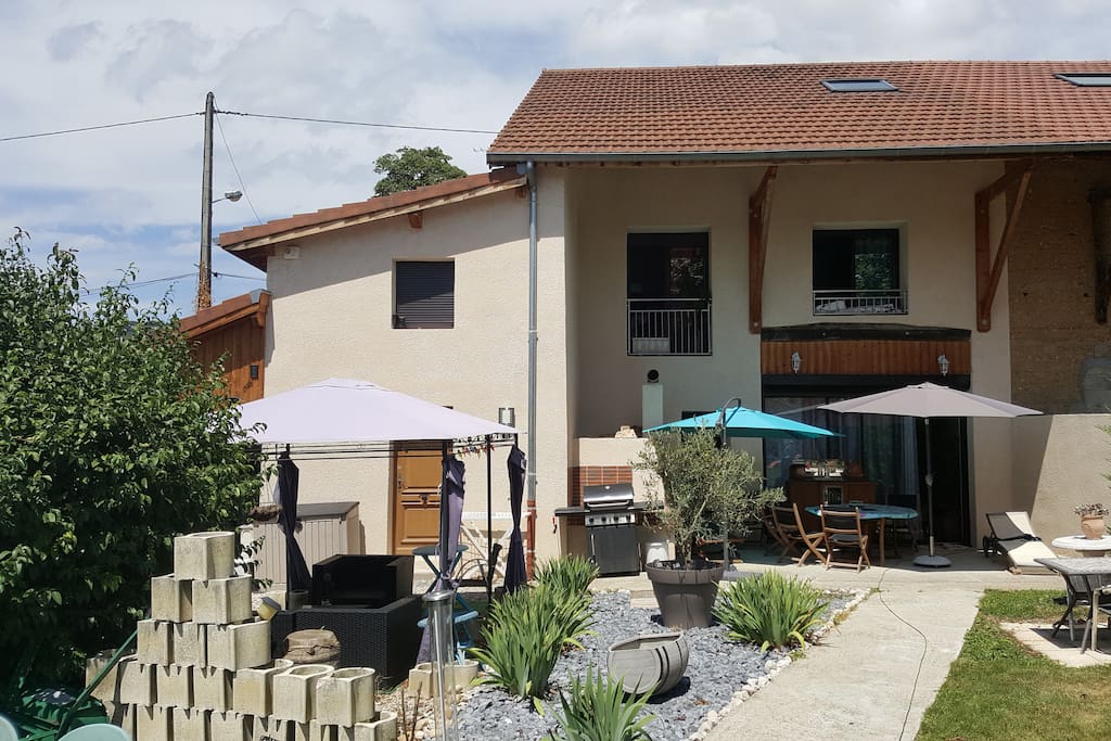 Bâtisse plein sud vue piscine jardin