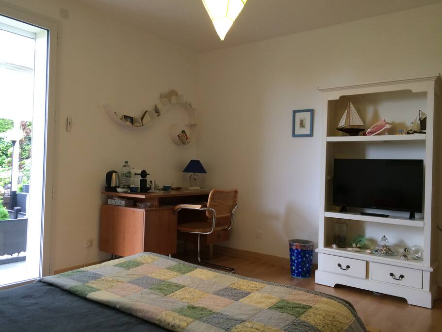 La chambre Marine - espace de travail, télé, espace thé-café.