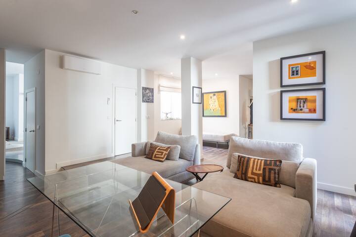 ★Luxury Designer Getaway ~ Stunning Downtown Views gallery image 4