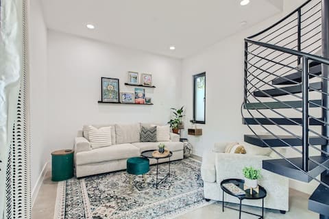Popular Airbnb listing: Modern 1 bed 1.5 bath with yard in Hyde Park in Hancock