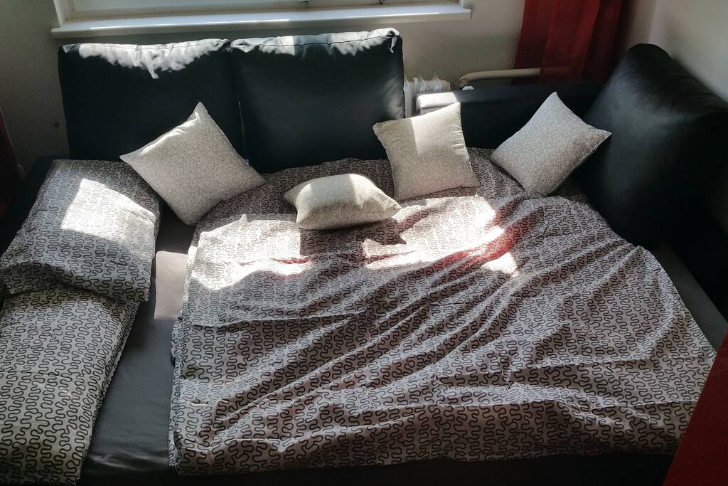 Die Matratze kann abgenommen werden, und das Bett wird zum Ecksofa