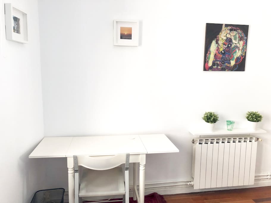 Desk / Escritorio