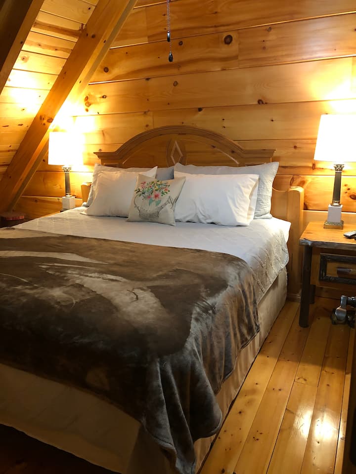 ¡Cama tamaño king completamente nueva en el acogedor dormitorio principal de arriba!