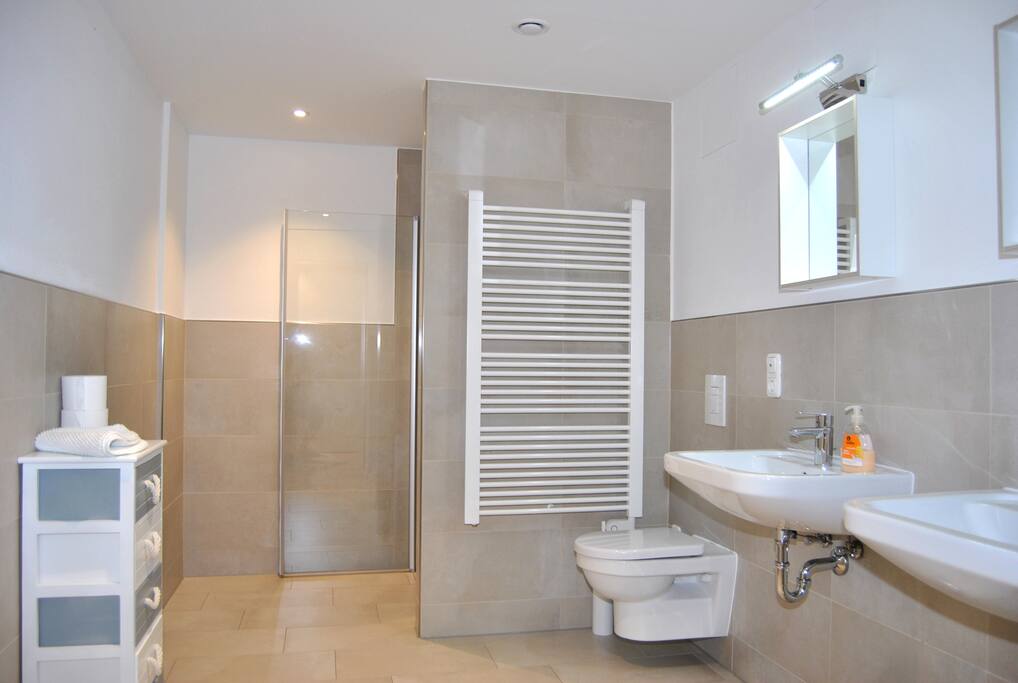 Mitbenutzung Badezimmer mit Badewanne, Dusche und Waschmaschine