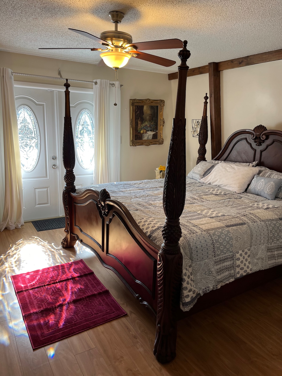 Veľká manželská posteľ s vlastnou kúpeľňou, veľký ventilátor/svetlo nad posteľou, dostatok úložného priestoru, televízor, veľká skriňa, francúzske dvere na balkón na poschodí.