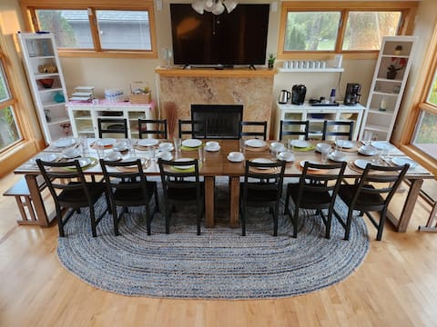 Spacious Lakeside Home: Family & Friends