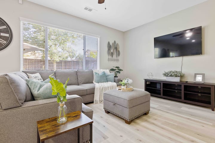 3 Br Visalia Home - Great Neighborhood - Fast Wifi - 비살리아