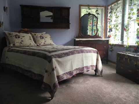 5 bed/2.5 bath Retreat 20 min to AC! 10 guest