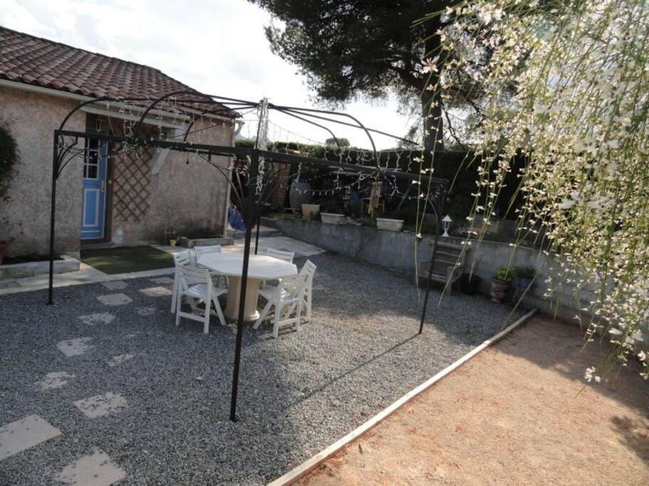 Jardin clôt avec un petit terrain de boule