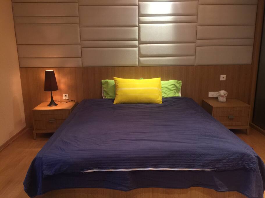 2米大床 2x2.2m bed, with comfortable mattress and feathers down or silk blanket. Enjoyable sleeping.